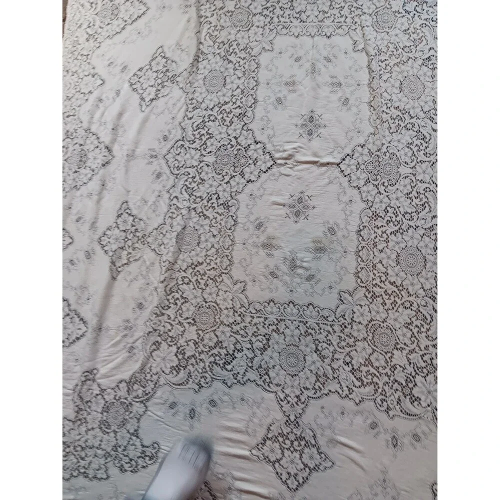 Quaker lace tablecloth 60 X 82   #9